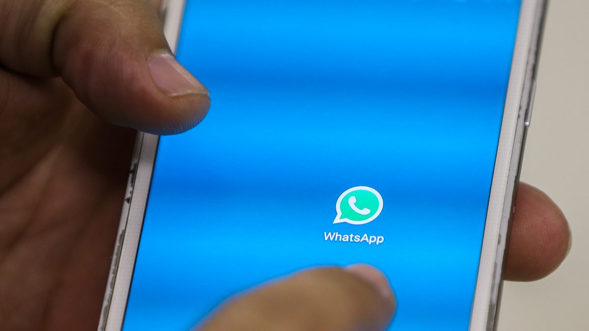 Mão segura um celular com a tela de abertura do WhatsApp, em foto de arquivo da Agência Brasil
