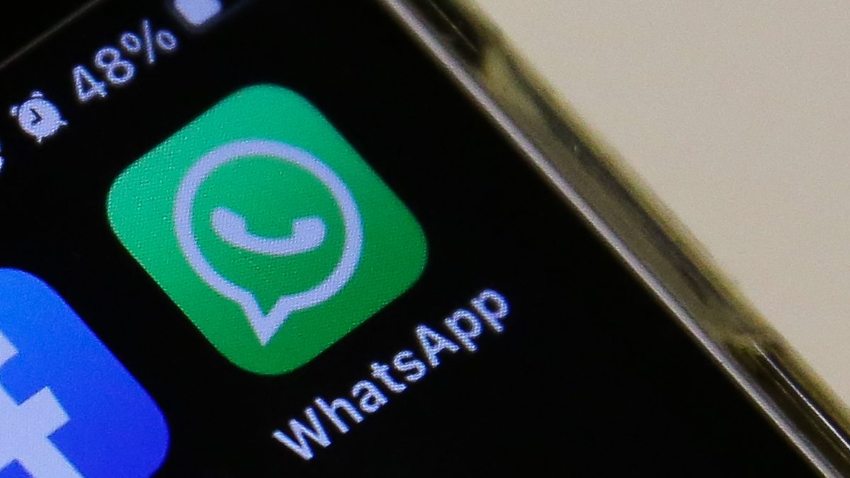 Ícone do WhatsApp na tela de um iPhone, ao lado do ícone do Facebook